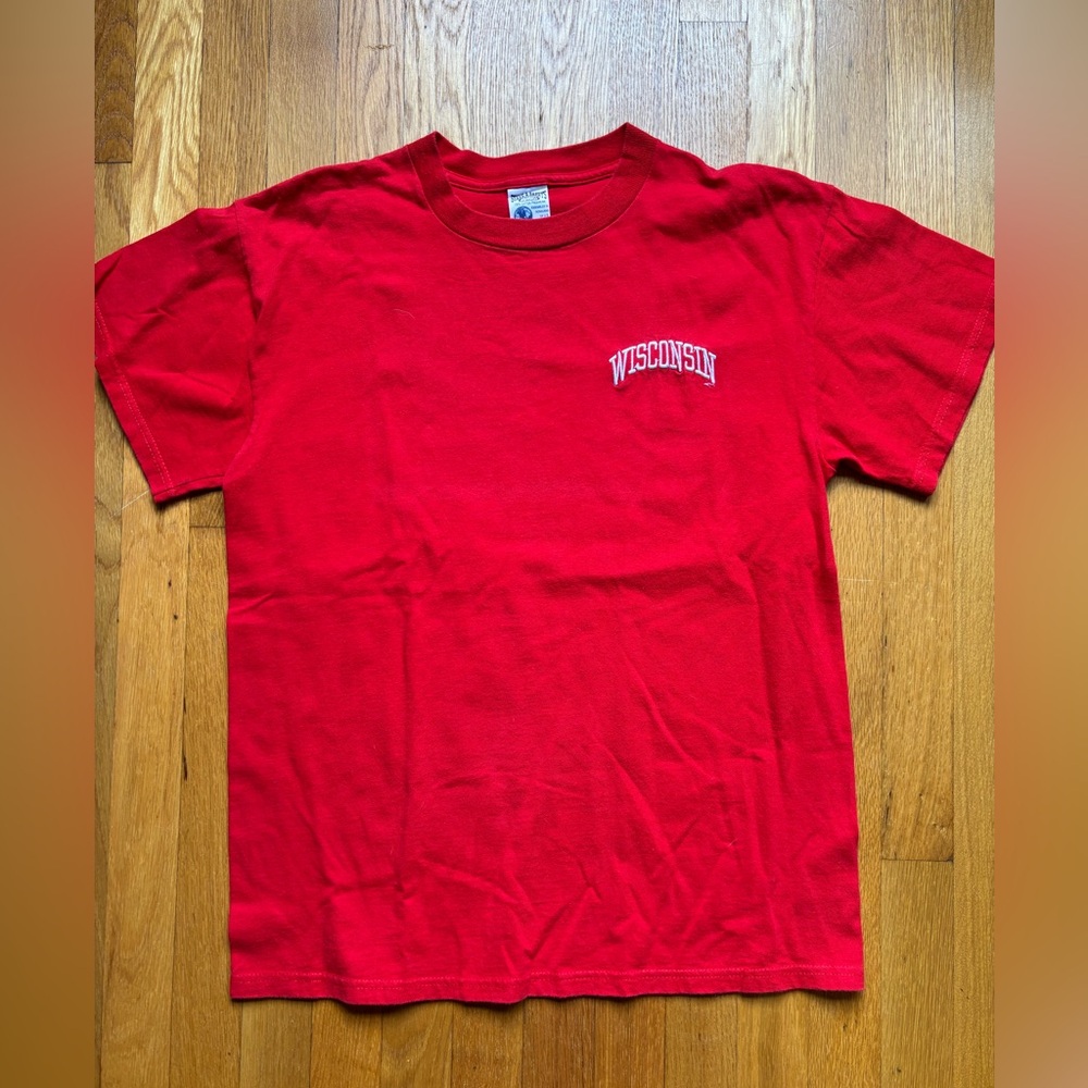 Red embroidered Wisconsin T-Shirt size M